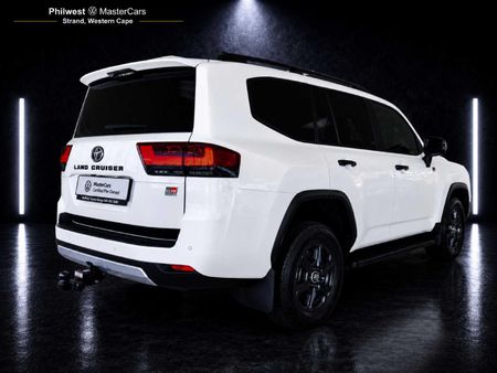 2023-Toyota-Land-Cruiser-300-V6-33-D-GR-S_4