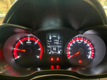 2022-Mahindra-XUV-300-15D-W6_10