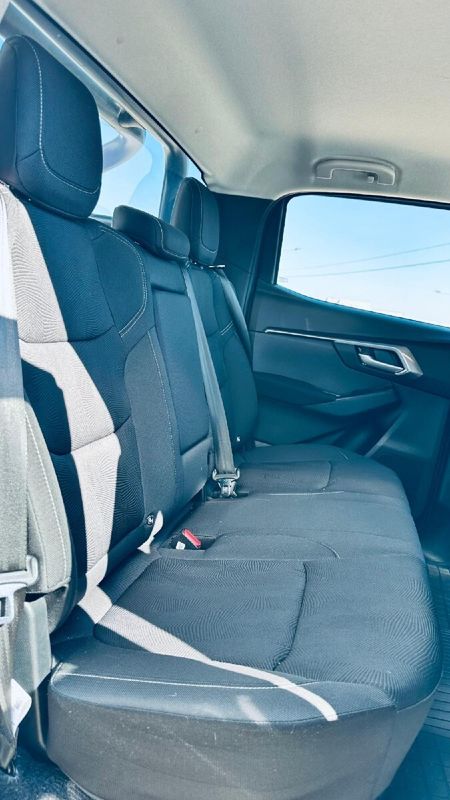 2024-Isuzu-D-Max-19-DDI-HR-LS-Auto-Double-Cab_11