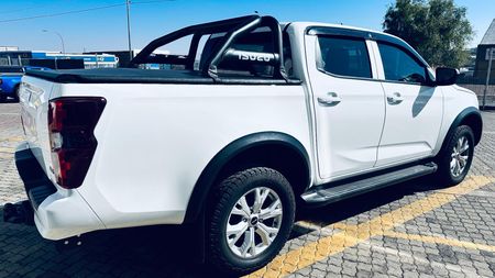 2024-Isuzu-D-Max-19-DDI-HR-LS-Auto-Double-Cab_5