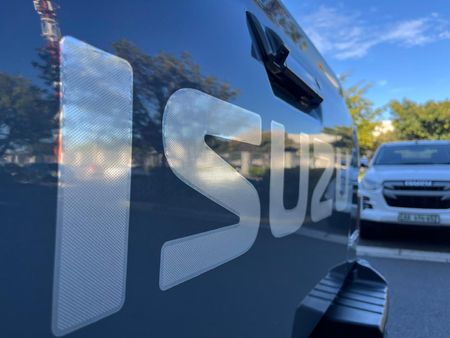2026-Isuzu-D-Max-30-DDI-V-Cross-HR-Auto-Double-Cab_7