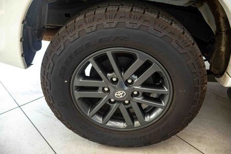 2012-Toyota-Fortuner-40-V6-Heritage-Raised-Body-Auto_9