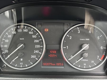 2010-BMW-3-Series-320i-Dynamic-Edition_9