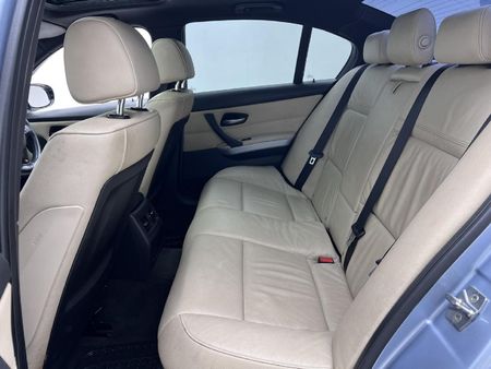 2010-BMW-3-Series-320i-Dynamic-Edition_11