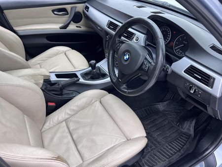 2010-BMW-3-Series-320i-Dynamic-Edition_14