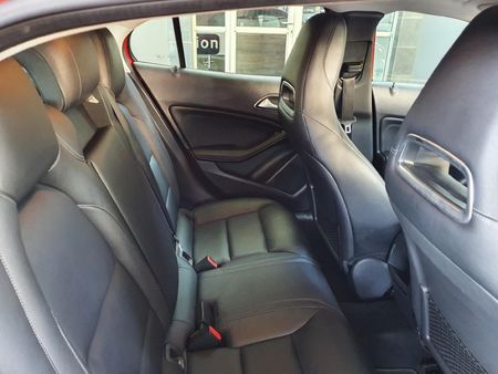2014-Mercedes-Benz-GLA-200-CDI-Auto_10