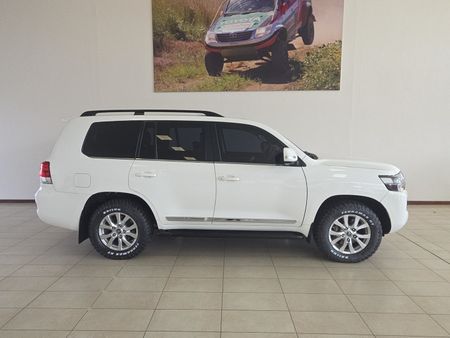 2020-Toyota-Land-Cruiser-200-LC200-45D-V8-VX-R-Black_2