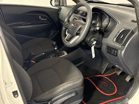 2015-Kia-Rio-12-5-dr_9