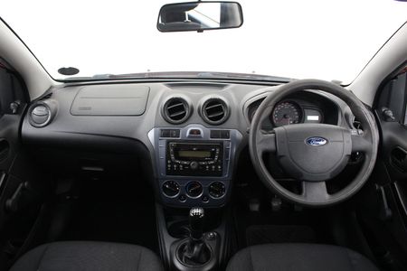 2014-Ford-Figo-14-Ambiente_1