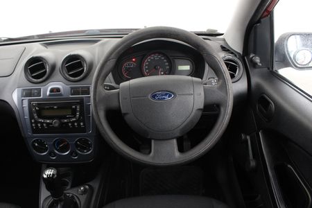 2014-Ford-Figo-14-Ambiente_4