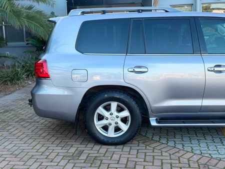 2010-Lexus-LX-570_10