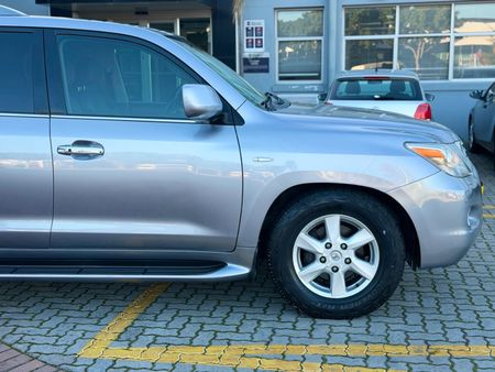 2010-Lexus-LX-570_11