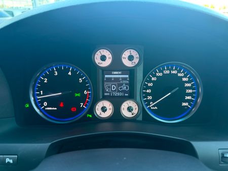 2010-Lexus-LX-570_13