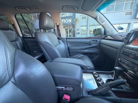 2010-Lexus-LX-570_17