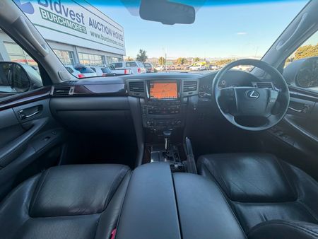 2010-Lexus-LX-570_25
