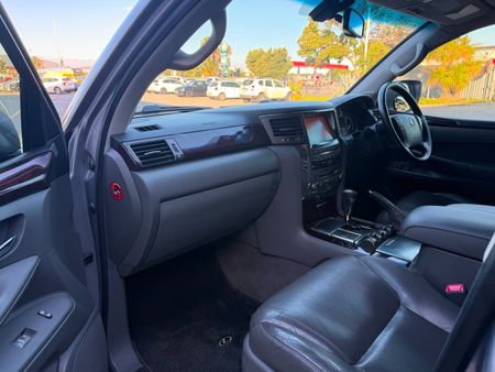 2010-Lexus-LX-570_28