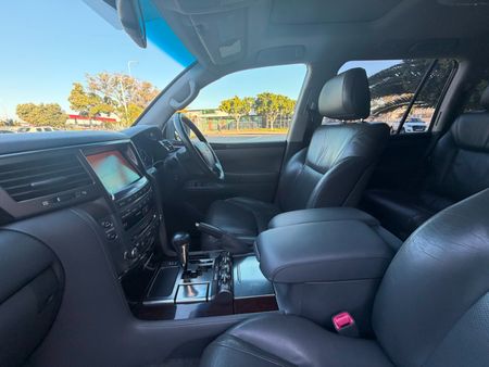 2010-Lexus-LX-570_30