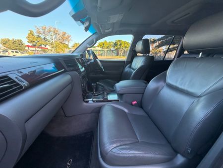2010-Lexus-LX-570_31