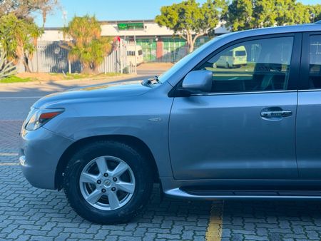 2010-Lexus-LX-570_4