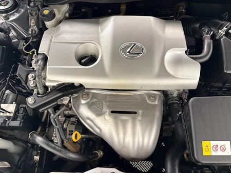 2018-Lexus-ES-250_11