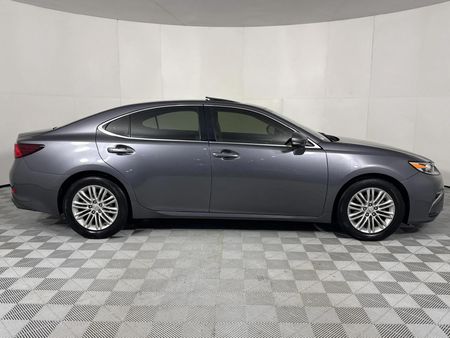 2018-Lexus-ES-250_15