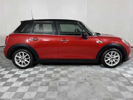 2016-MINI-Hatch-Cooper-5-dr_16