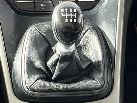 2015-Ford-Kuga-15-EcoBoost-Ambiente_10