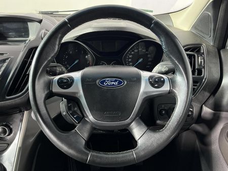 2015-Ford-Kuga-15-EcoBoost-Ambiente_11
