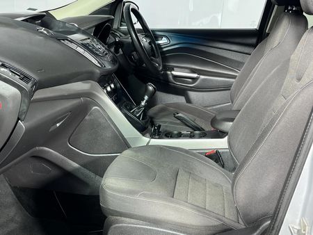 2015-Ford-Kuga-15-EcoBoost-Ambiente_8