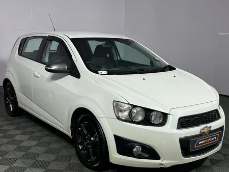 2014-Chevrolet-Sonic-16-LS-Hatch_15