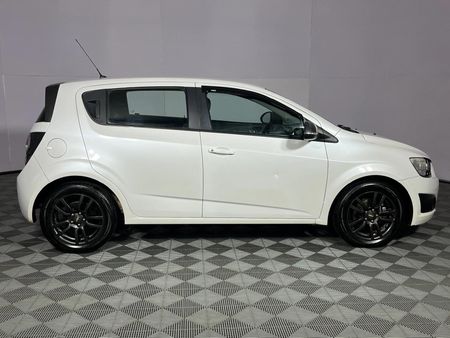 2014-Chevrolet-Sonic-16-LS-Hatch_16