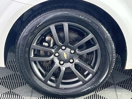 2014-Chevrolet-Sonic-16-LS-Hatch_4