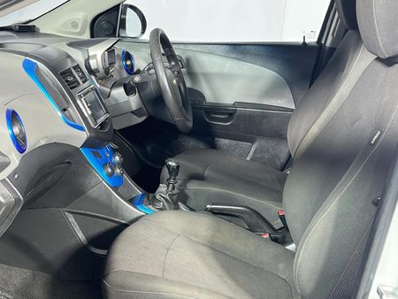 2014-Chevrolet-Sonic-16-LS-Hatch_8