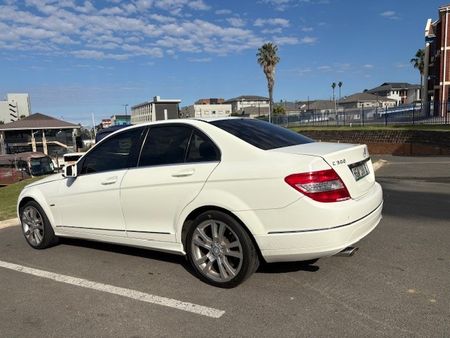2011-Mercedes-Benz-C-Class-C300-AUTO-AVANTGARDE-SEDAN_4