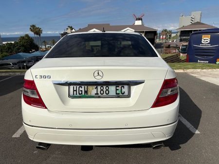 2011-Mercedes-Benz-C-Class-C300-AUTO-AVANTGARDE-SEDAN_6