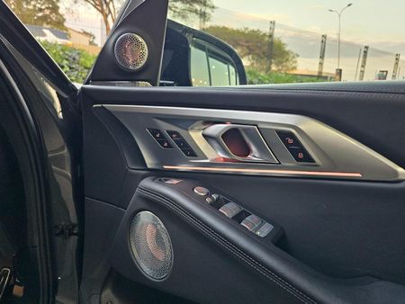 2024-BMW-XM-44-pHev_13