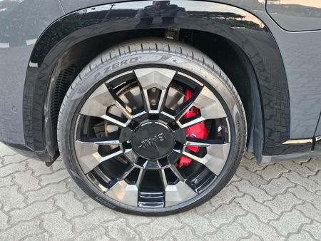 2024-BMW-XM-44-pHev_6