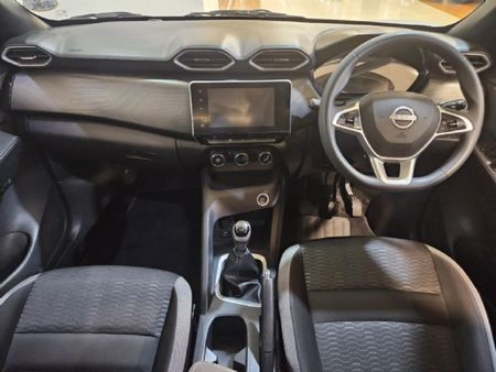 2025-Nissan-Magnite-10-Acenta_8