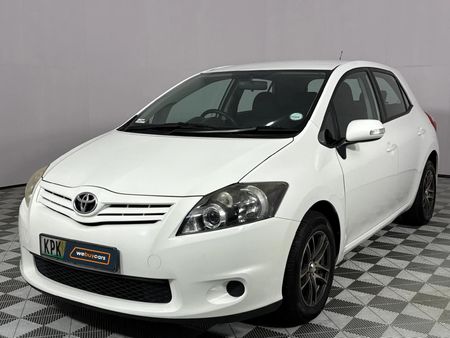 2011-Toyota-Auris-13-X_0