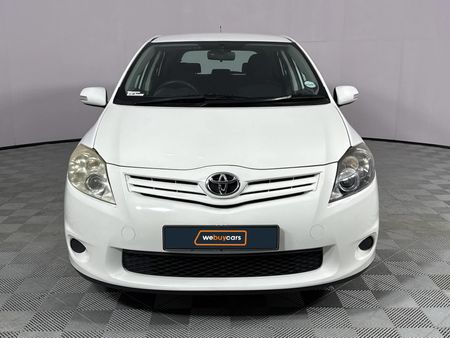 2011-Toyota-Auris-13-X_12
