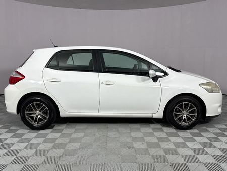 2011-Toyota-Auris-13-X_14