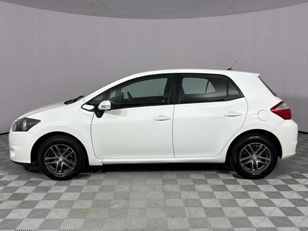 2011-Toyota-Auris-13-X_16