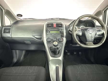 2011-Toyota-Auris-13-X_1
