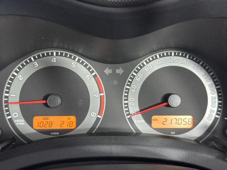 2011-Toyota-Auris-13-X_2