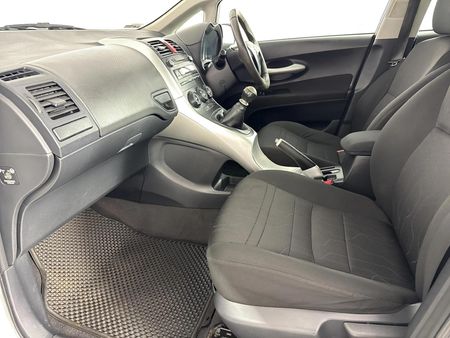 2011-Toyota-Auris-13-X_5