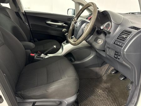 2011-Toyota-Auris-13-X_6