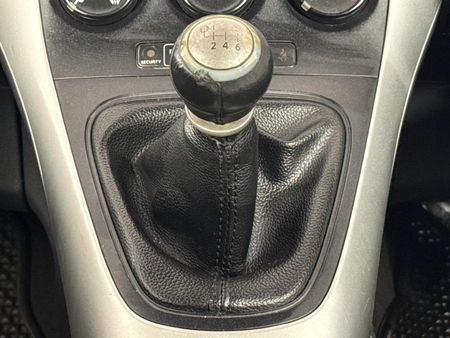 2011-Toyota-Auris-13-X_7