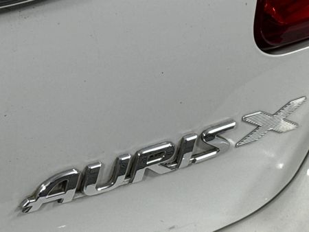 2011-Toyota-Auris-13-X_8