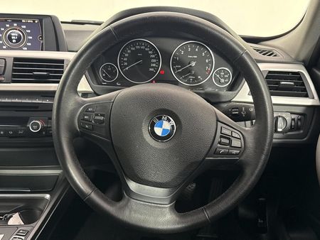 2013-BMW-3-Series-320i-Auto_10