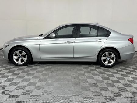2013-BMW-3-Series-320i-Auto_14